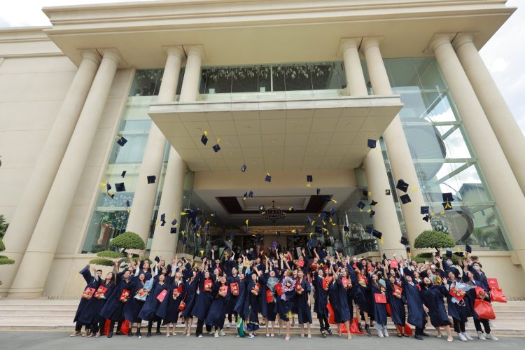 cao-dang-1-nam-bao-nhieu-tien