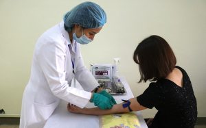 Mức thu nhập của bác sĩ đa khoa mới ra trường có sự khác biệt tùy theo môi trường làm việc, đặc biệt giữa đơn vị công lập và tư nhân